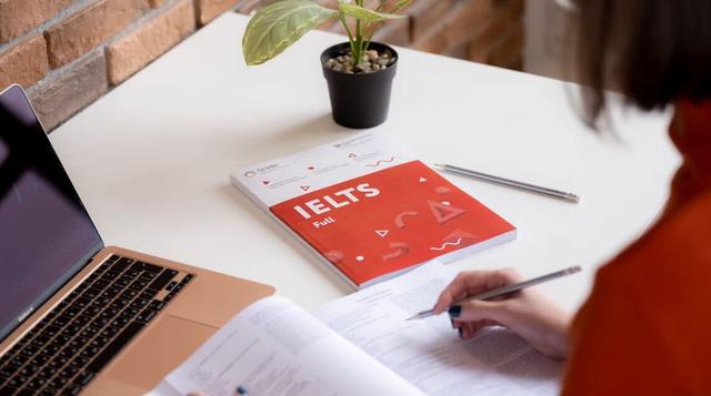 Giám khảo chấm điểm IELTS Writing Task 2 như thế nào?